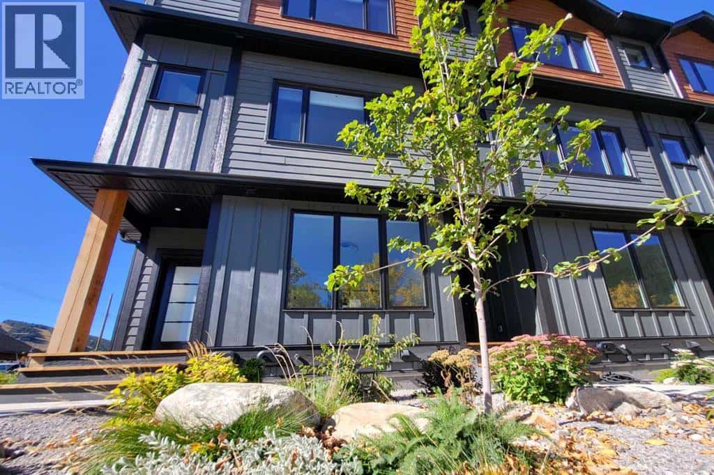 5, 2102 131 Street — Blairmore, Alberta - Photo 2 of 38