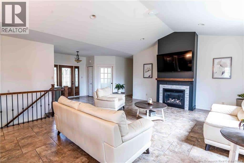 120 Anabelle Crescent — Lutes Mountain, New Brunswick - Photo 2 of 36