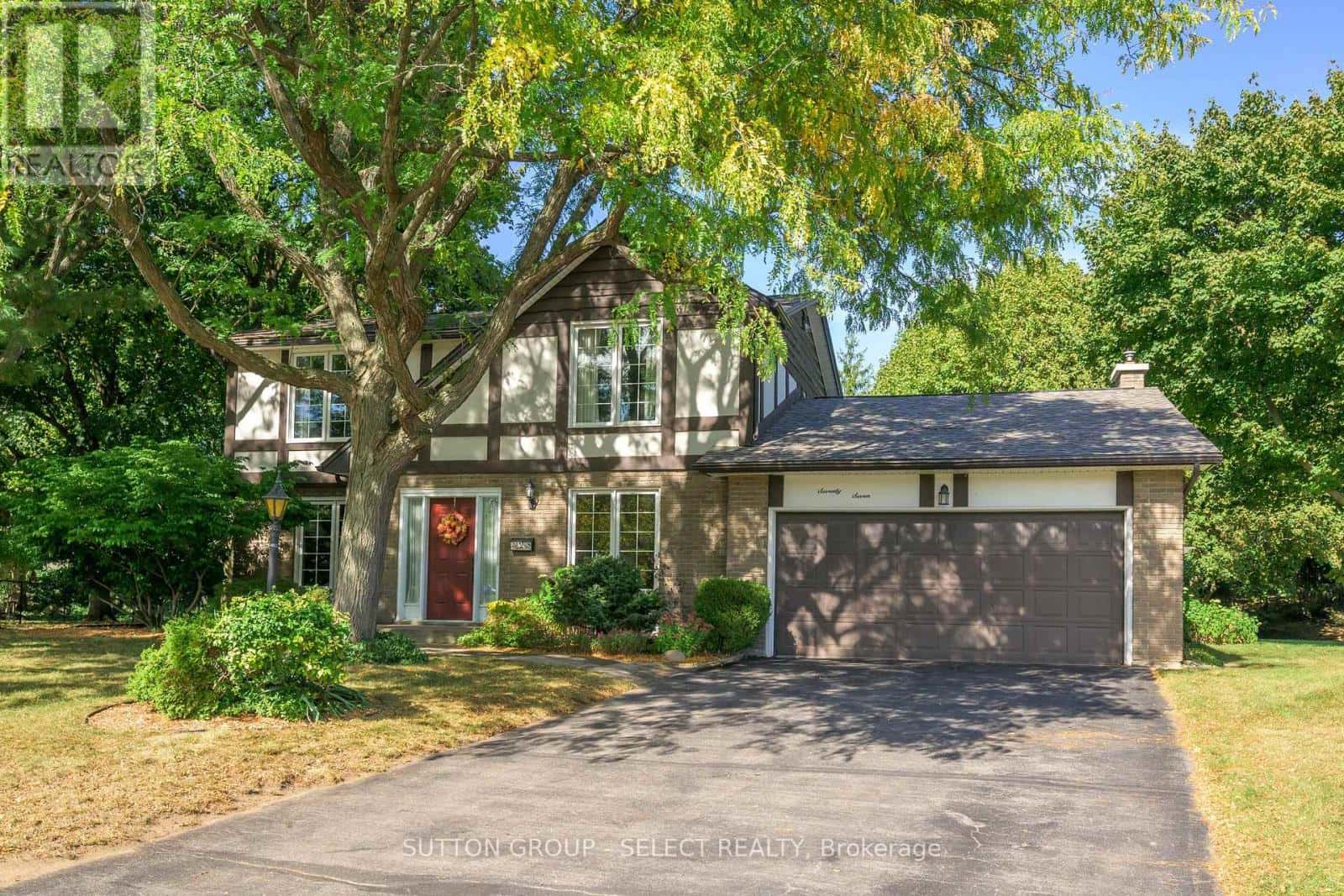 77 HAMPTON COURT — London North (North Q), Ontario - Photo 2 of 47