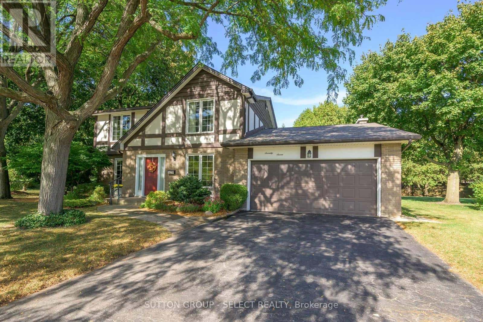 77 HAMPTON COURT — London North (North Q), Ontario - Photo 3 of 47