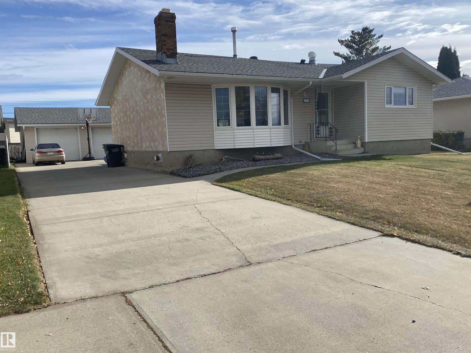 4719 47 ST — Gibbons, Alberta - Photo 2 of 40