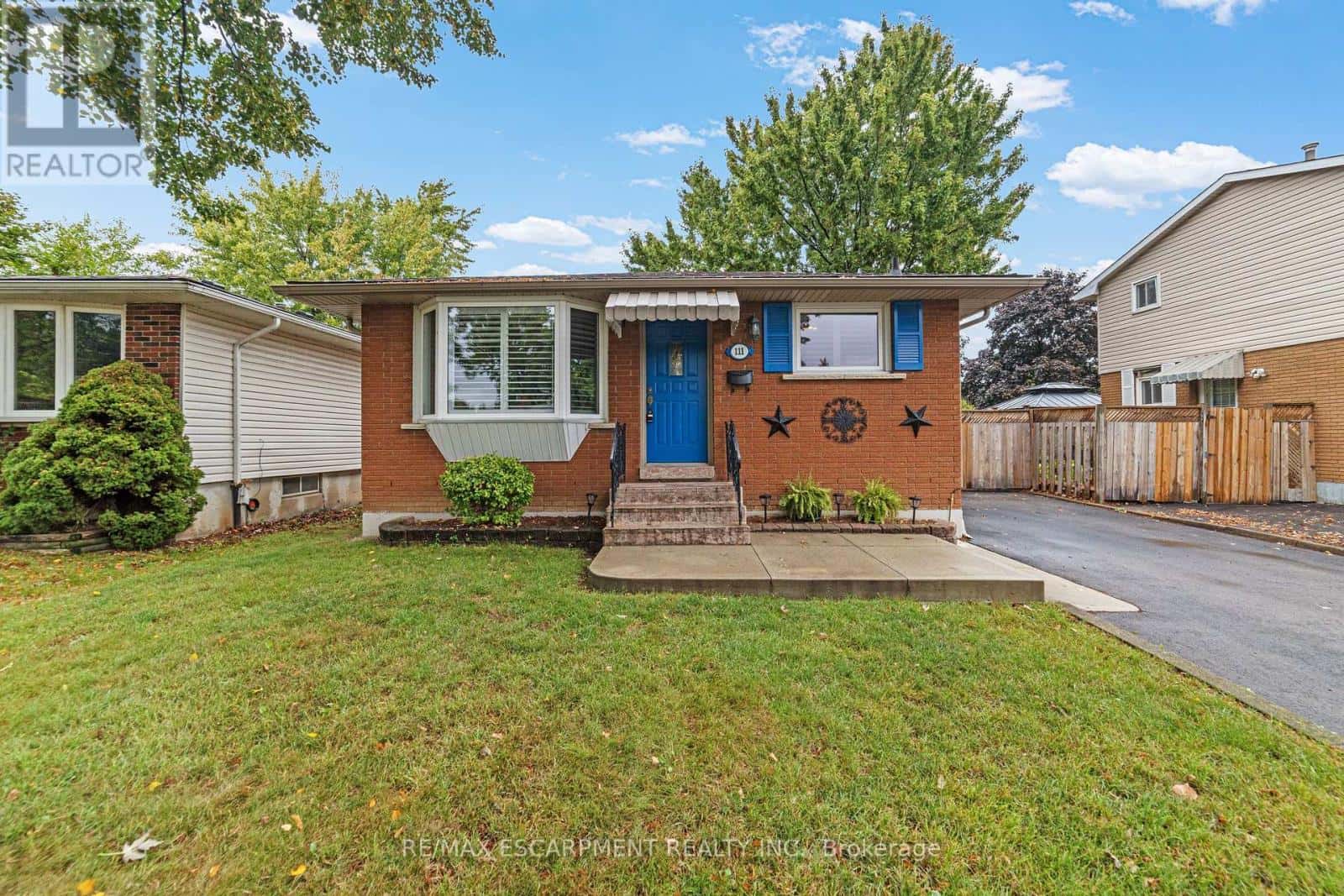 111 BOSTON CRESCENT — Hamilton (Berrisfield), Ontario - Photo 2 of 32