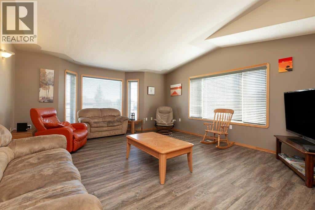 1243 Tumblewood Avenue — Pincher Creek, Alberta - Photo 4 of 39