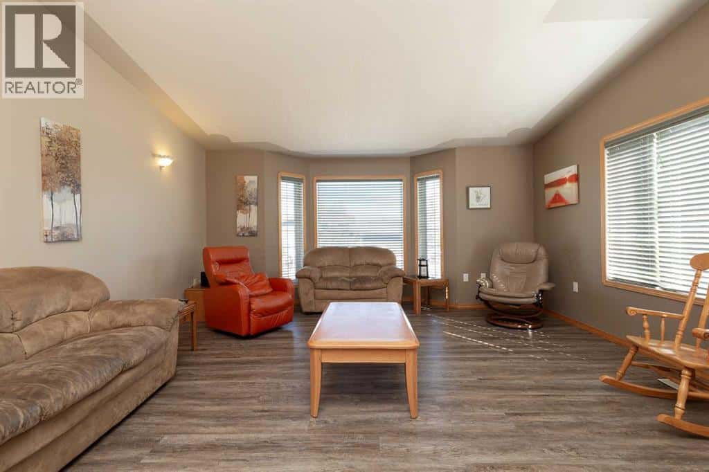 1243 Tumblewood Avenue — Pincher Creek, Alberta - Photo 5 of 39