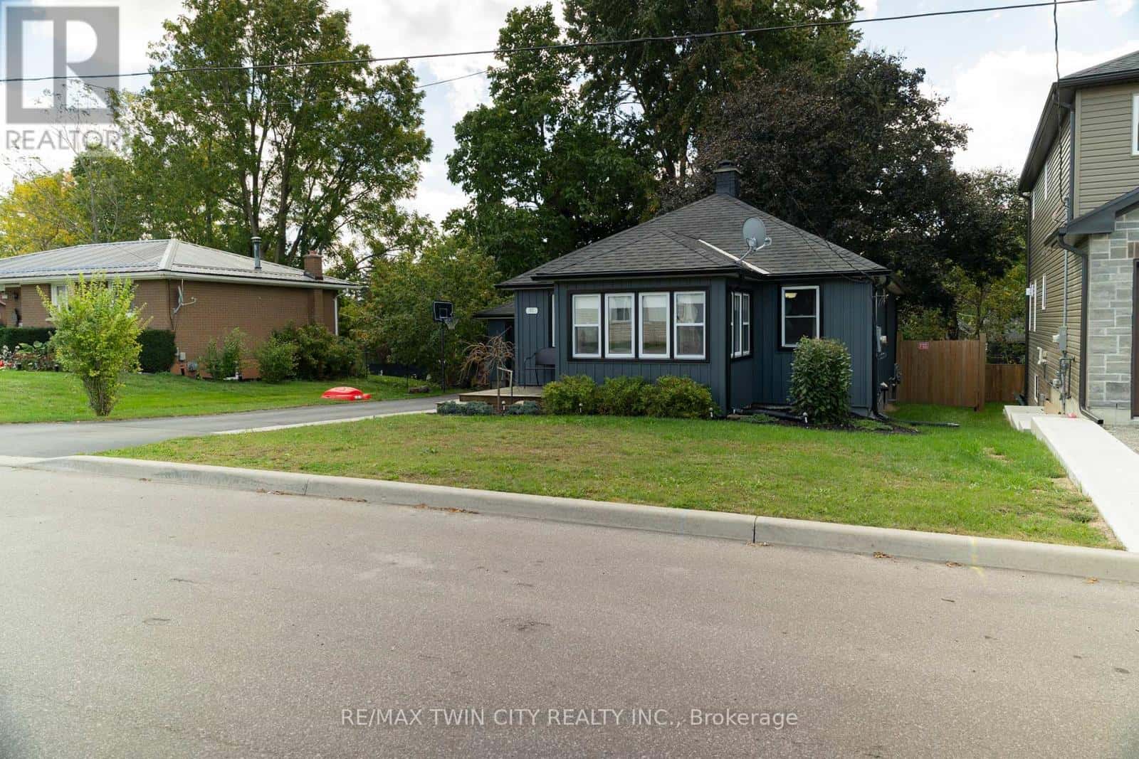 92 SOVEREIGN STREET W — Norfolk (Waterford), Ontario - Photo 3 of 23