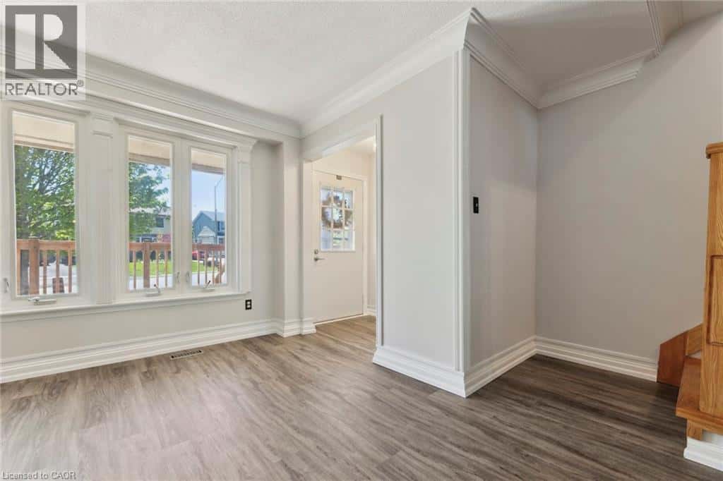 647 BALSAM Crescent — Oshawa, Ontario - Photo 3 of 33