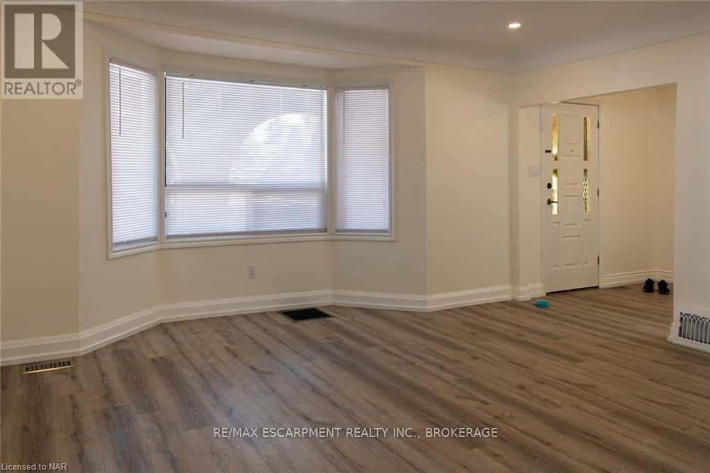 UPPER - 359 QUEENSDALE AVENUE E — Hamilton (Inch Park), Ontario - Photo 4 of 13