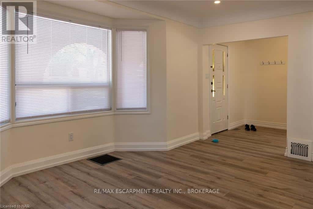 UPPER - 359 QUEENSDALE AVENUE E — Hamilton (Inch Park), Ontario - Photo 5 of 13