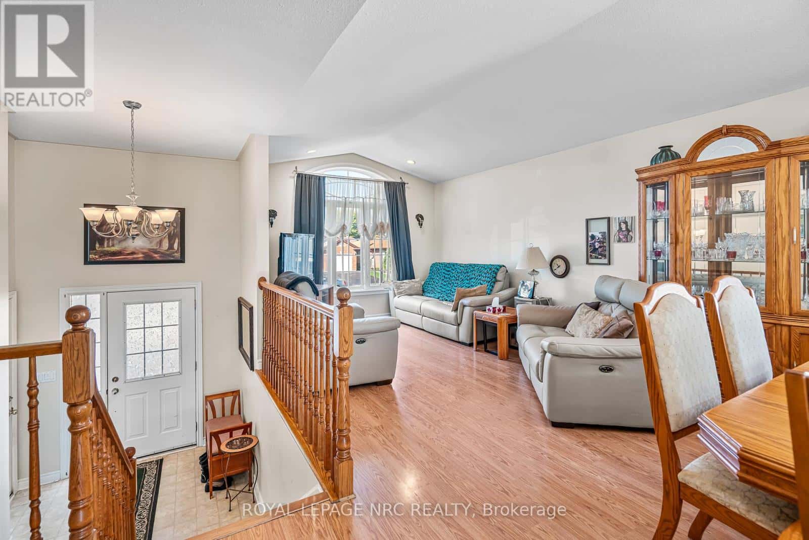 152 LARCHWOOD CIRCLE — Welland (N. Welland), Ontario - Photo 3 of 27