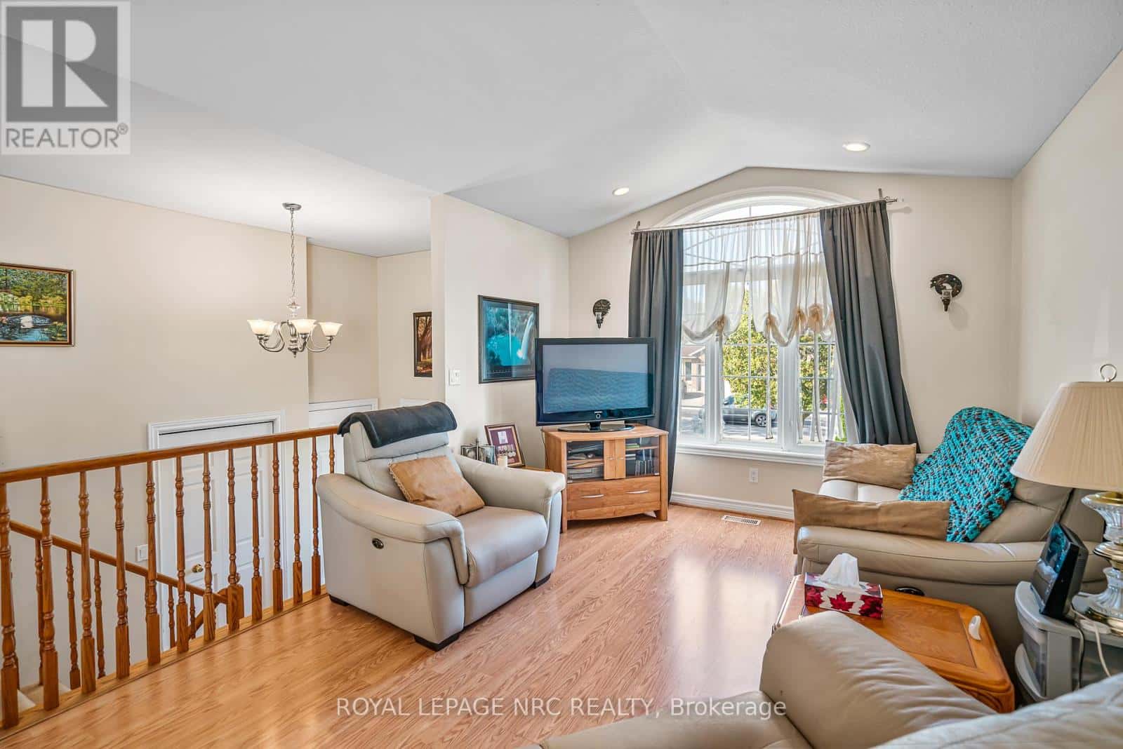 152 LARCHWOOD CIRCLE — Welland (N. Welland), Ontario - Photo 5 of 27