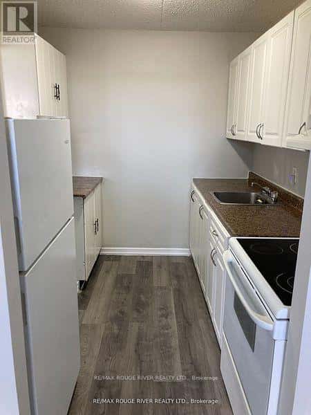 202 - 560 BLOOR STREET E — Oshawa (Farewell), Ontario - Photo 4 of 8