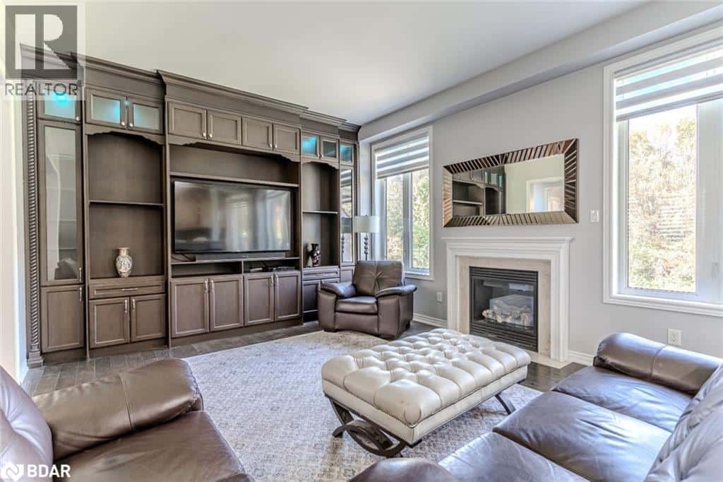 102 PINE HILL ROAD — Bradford, Ontario - Photo 4 of 34