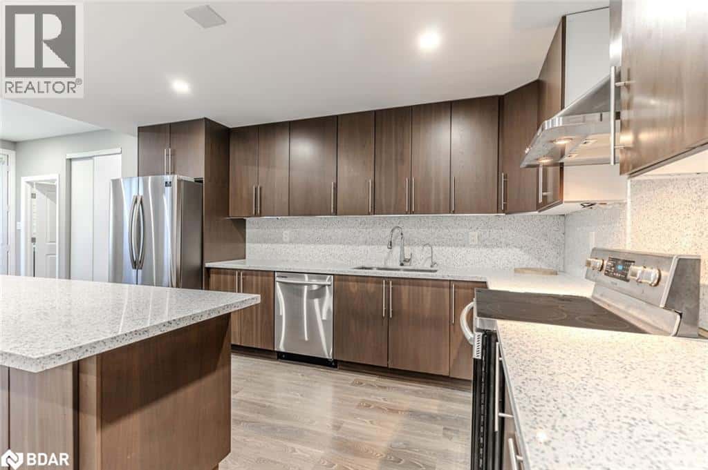 102 PINE HILL ROAD — Bradford, Ontario - Photo 5 of 34