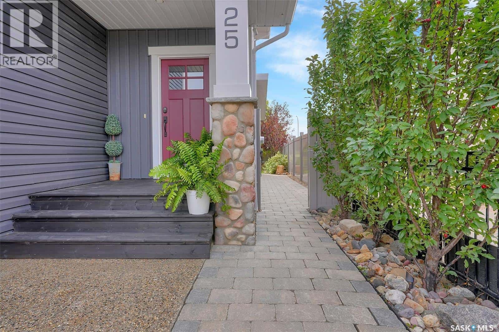 25 Hudson DRIVE — Pilot Butte, Saskatchewan - Photo 2 of 50