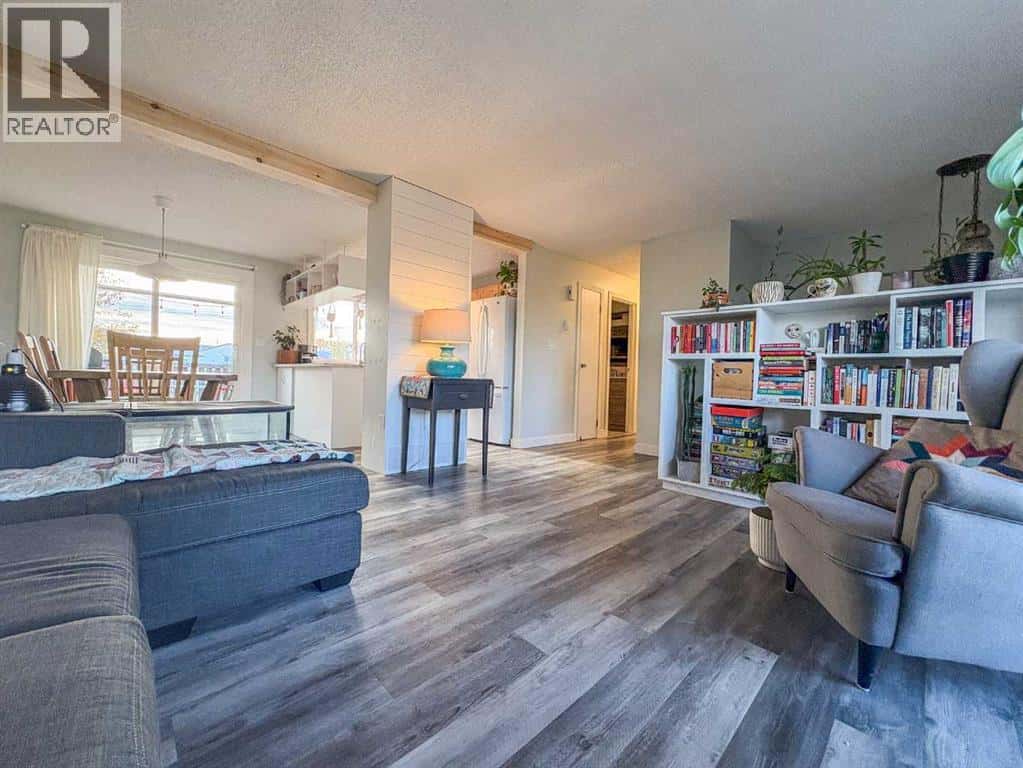 9709 98 Avenue — Sexsmith, Alberta - Photo 3 of 34