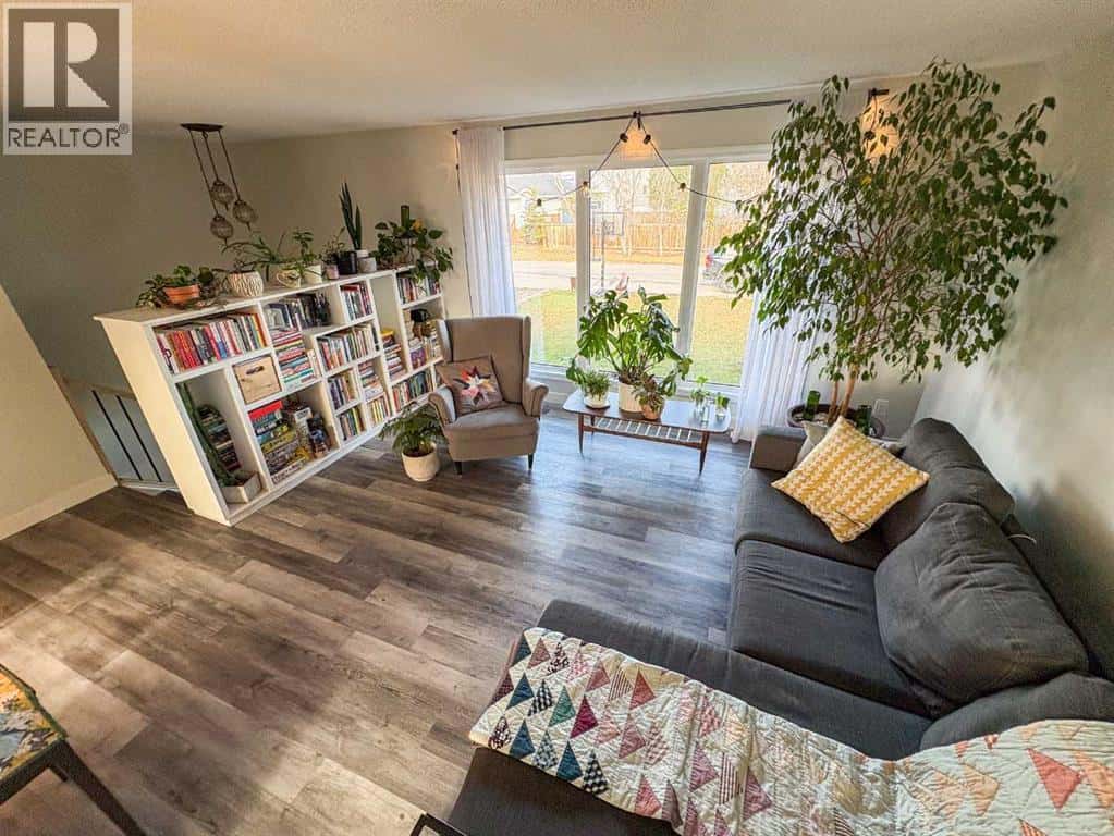 9709 98 Avenue — Sexsmith, Alberta - Photo 4 of 34