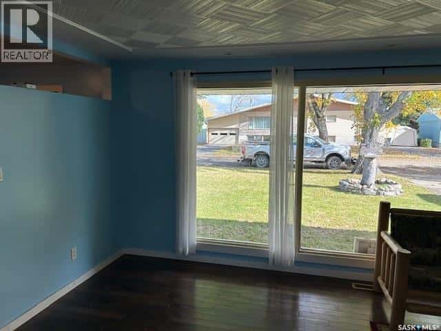 149 Coronation DRIVE — Canora, Saskatchewan - Photo 5 of 38