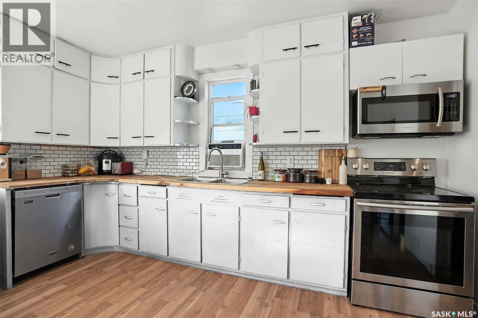 120 Colborne AVENUE — Viscount, Saskatchewan - Photo 3 of 25