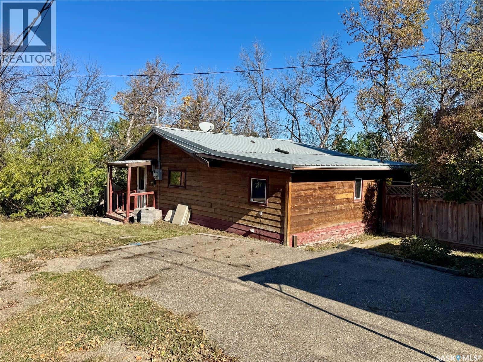 E 343 4th STREET E — Regina Beach, Saskatchewan - Photo 2 of 34