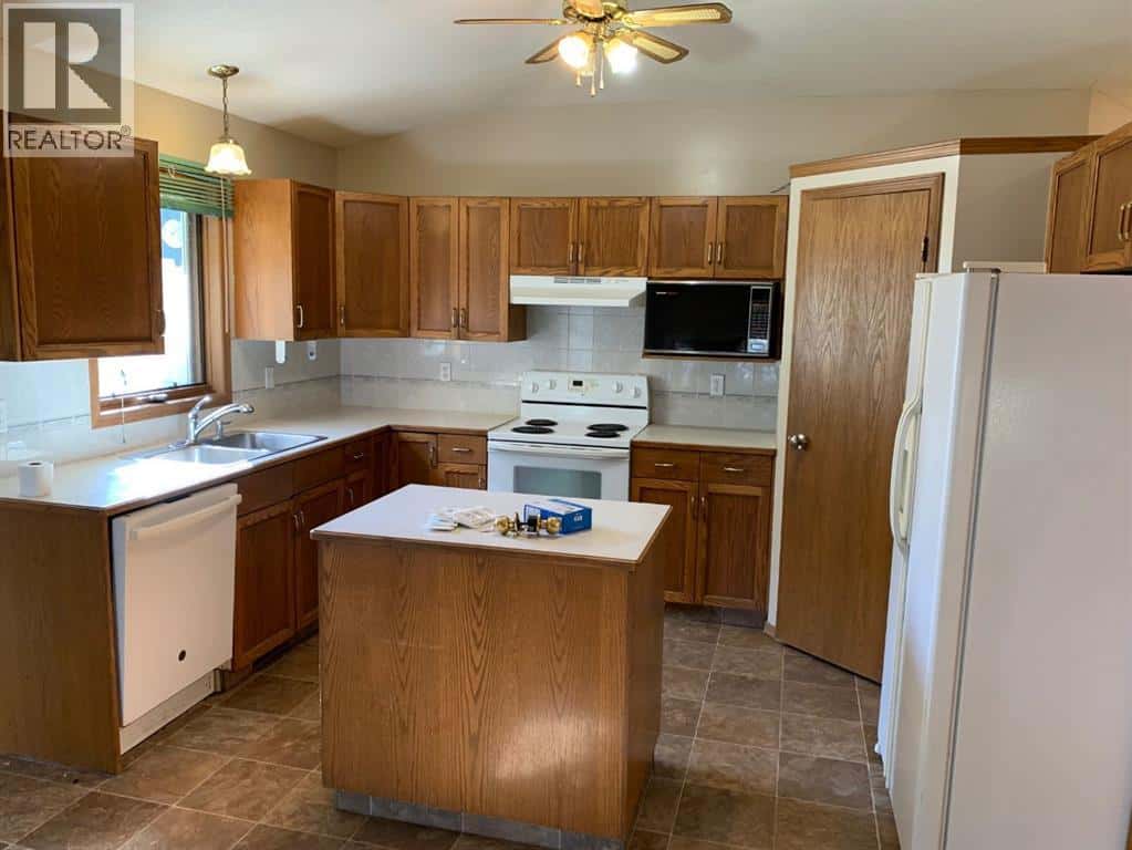 5109 6 Street — Coalhurst, Alberta - Photo 5 of 29