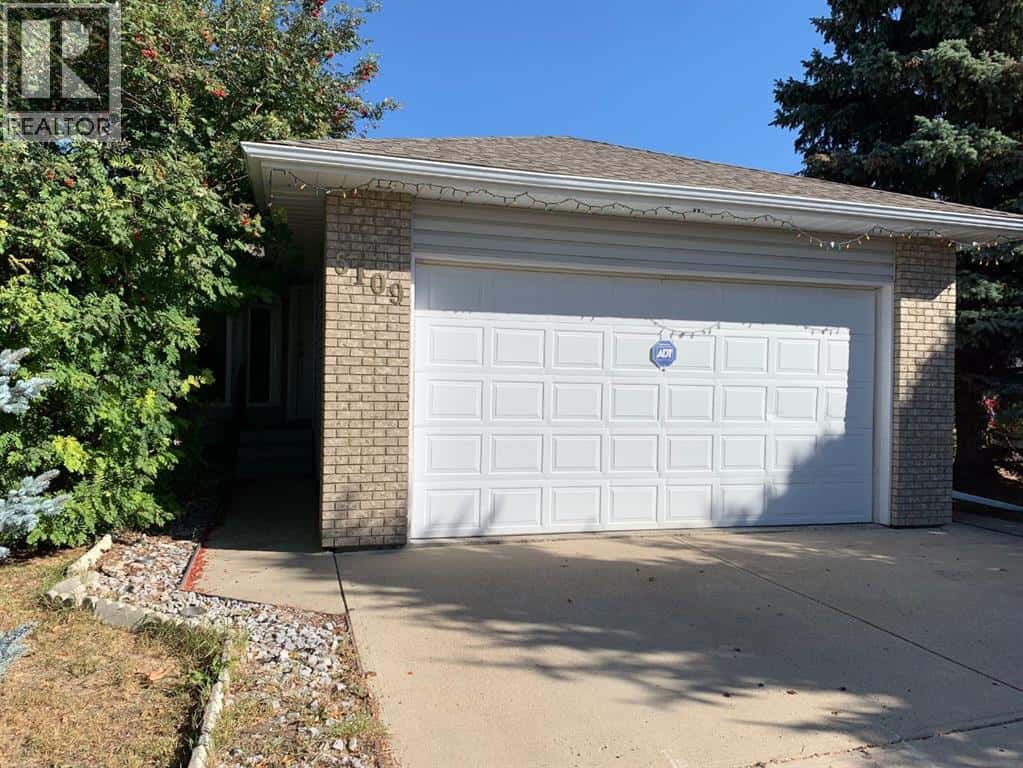 5109 6 Street — Coalhurst, Alberta - Photo 2 of 29