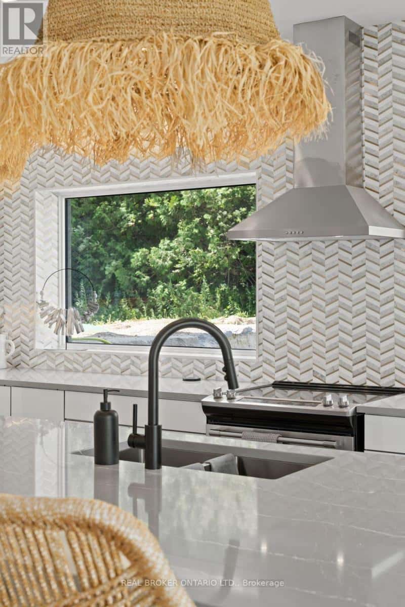 31 HEMLOCK AVENUE — Tay (Waubaushene), Ontario - Photo 5 of 48