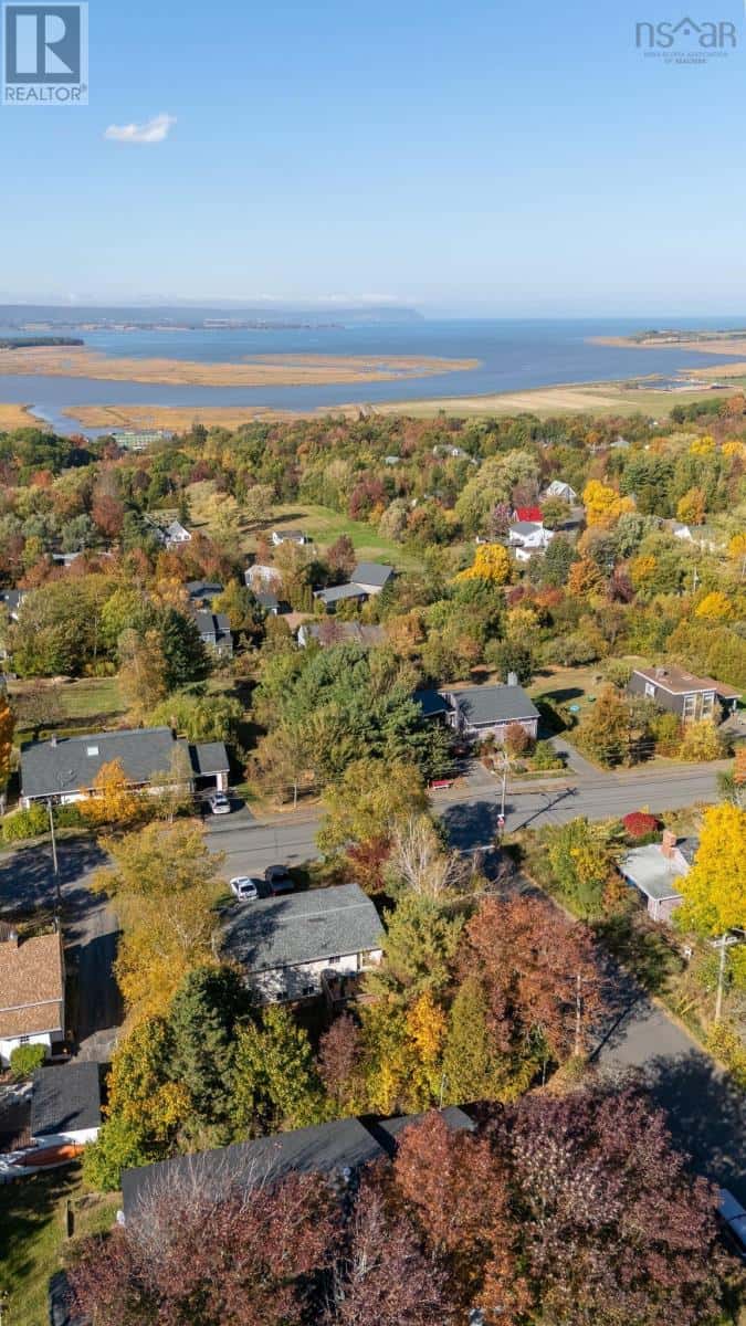 2 Riverview Avenue — Wolfville, Nova Scotia - Photo 4 of 36