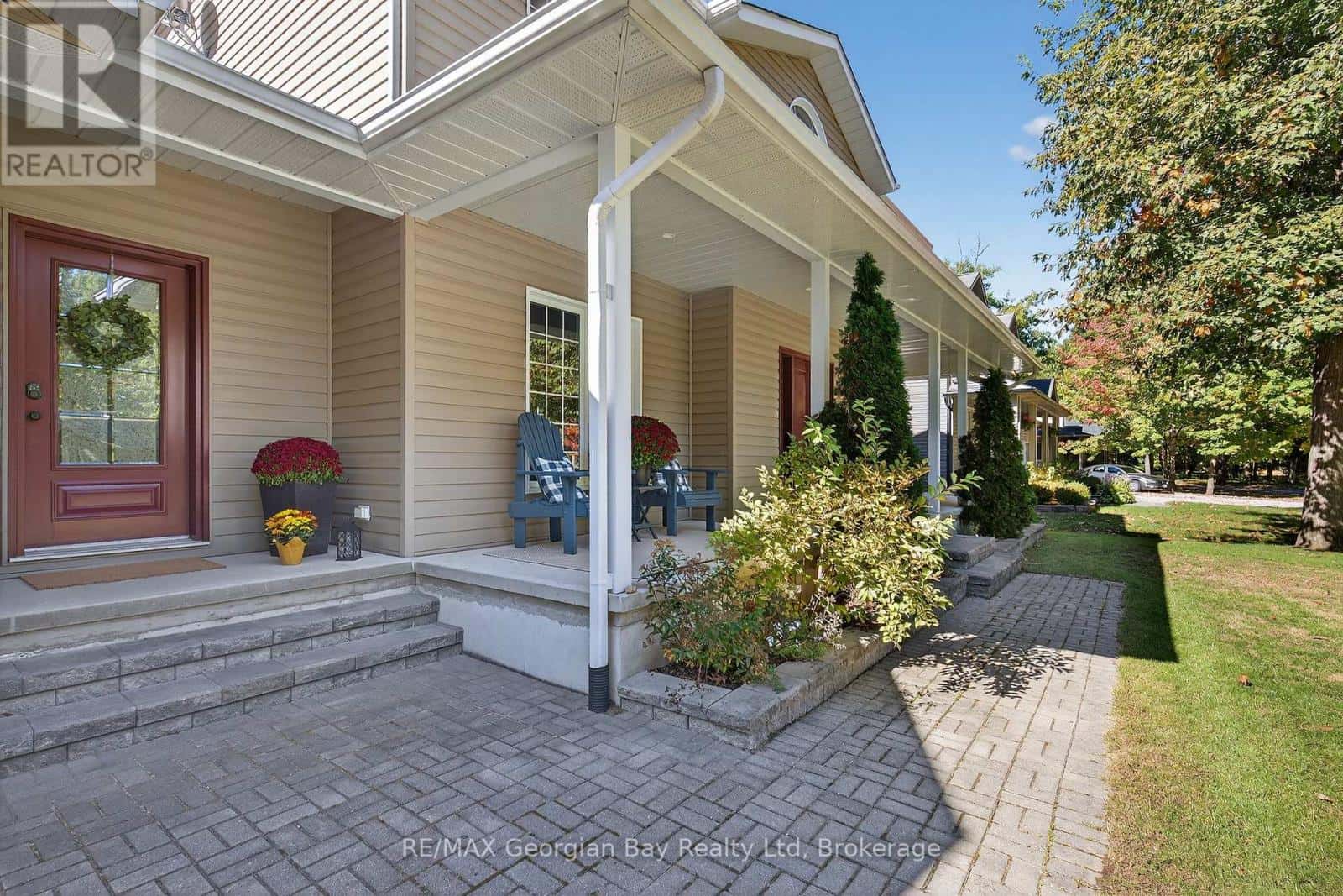 32 JOHNSTON STREET — Tiny (Wyevale), Ontario - Photo 2 of 44