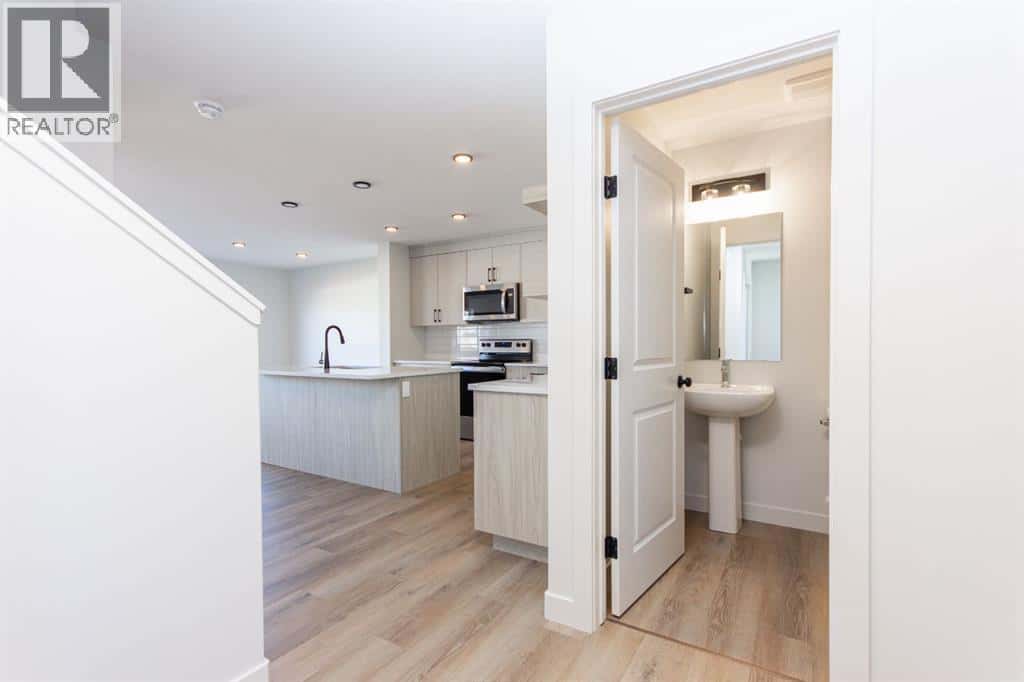 256 Augustus Way — Penhold, Alberta - Photo 3 of 39