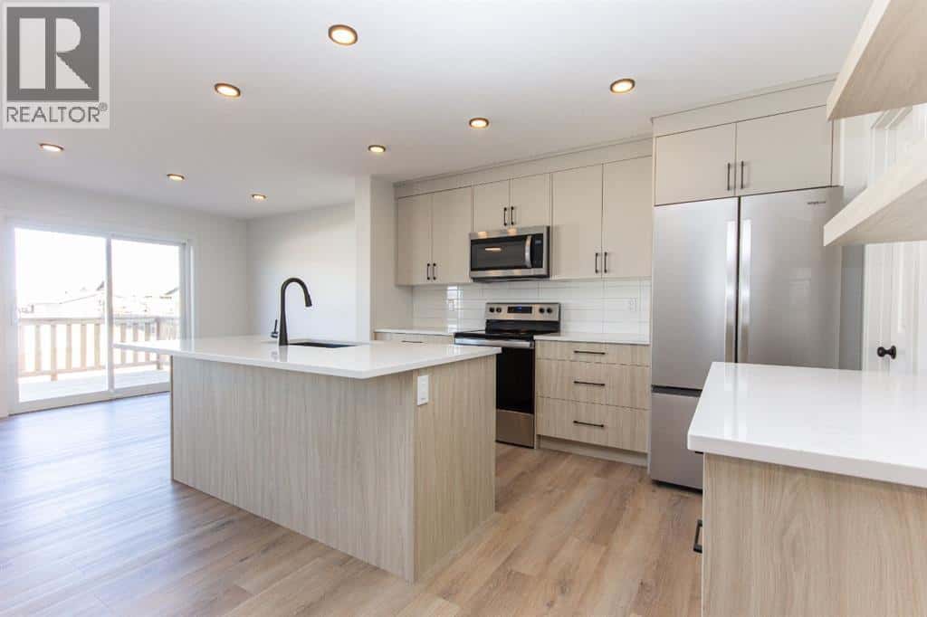 256 Augustus Way — Penhold, Alberta - Photo 5 of 39