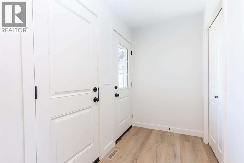 256 Augustus Way — Penhold, Alberta - Photo 2 of 39