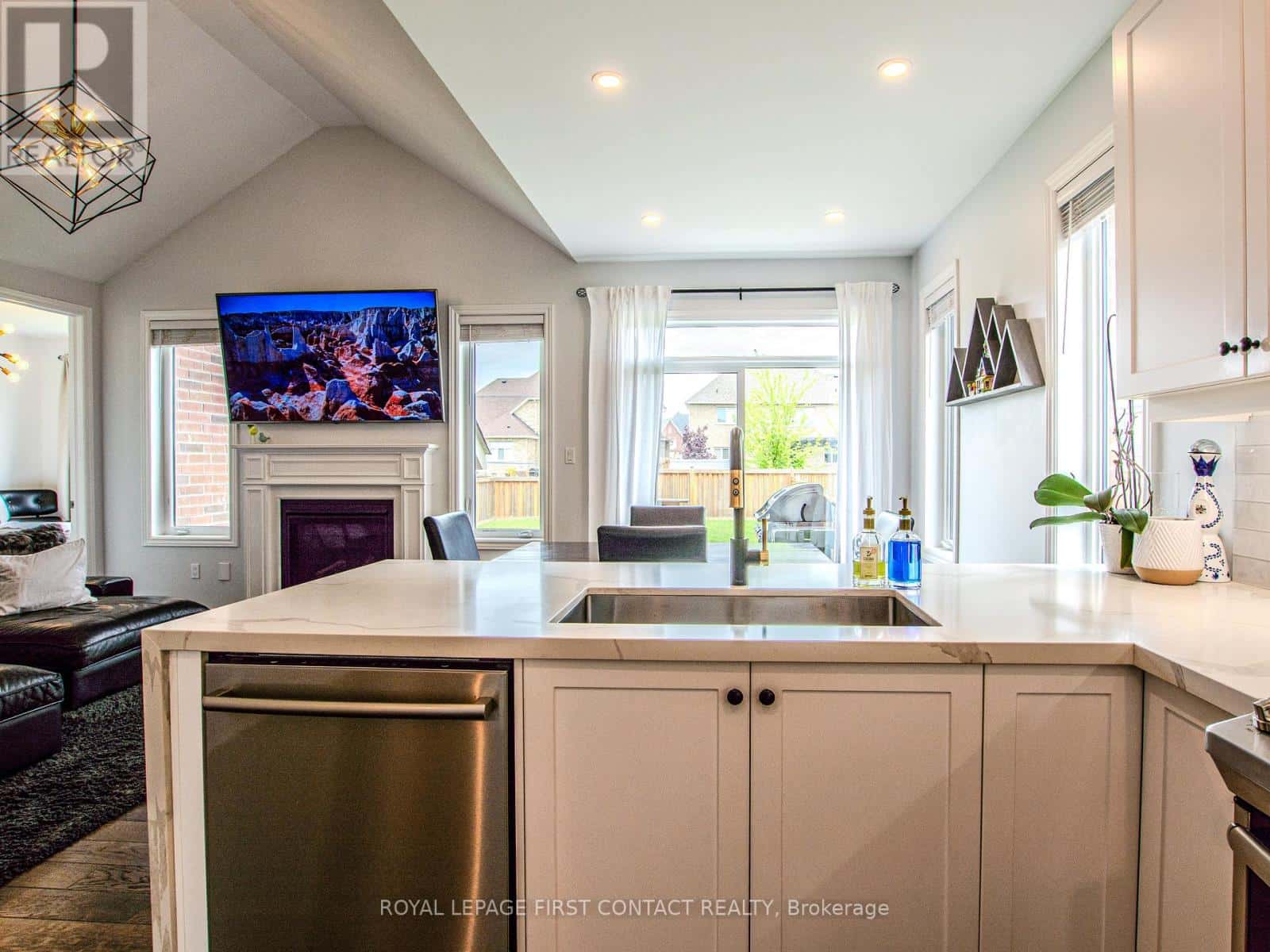 22 OLIVER'S MILL ROAD — Springwater (Centre Vespra), Ontario - Photo 4 of 37