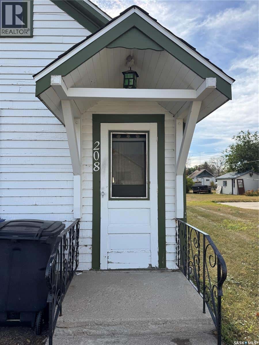 208 5th AVENUE W — Biggar, Saskatchewan - Photo 2 of 26