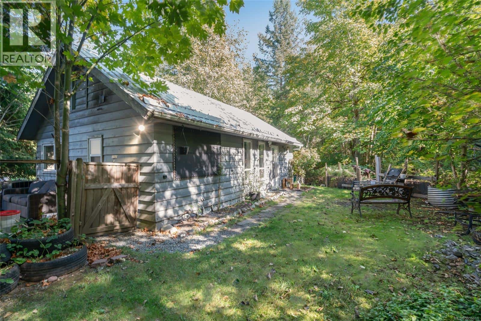 2560 Grafton Ave — Coombs, British Columbia - Photo 3 of 79