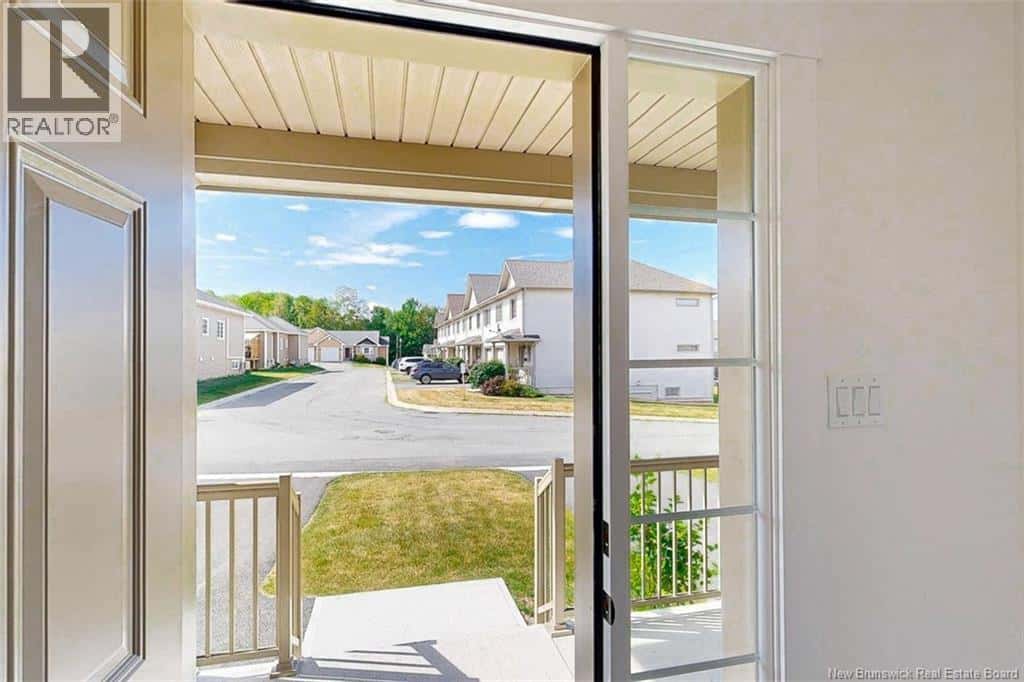 18 Huntingdon Circle — Fredericton, New Brunswick - Photo 4 of 42