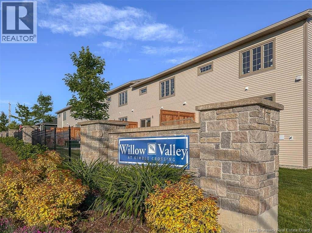 18 Huntingdon Circle — Fredericton, New Brunswick - Photo 2 of 42