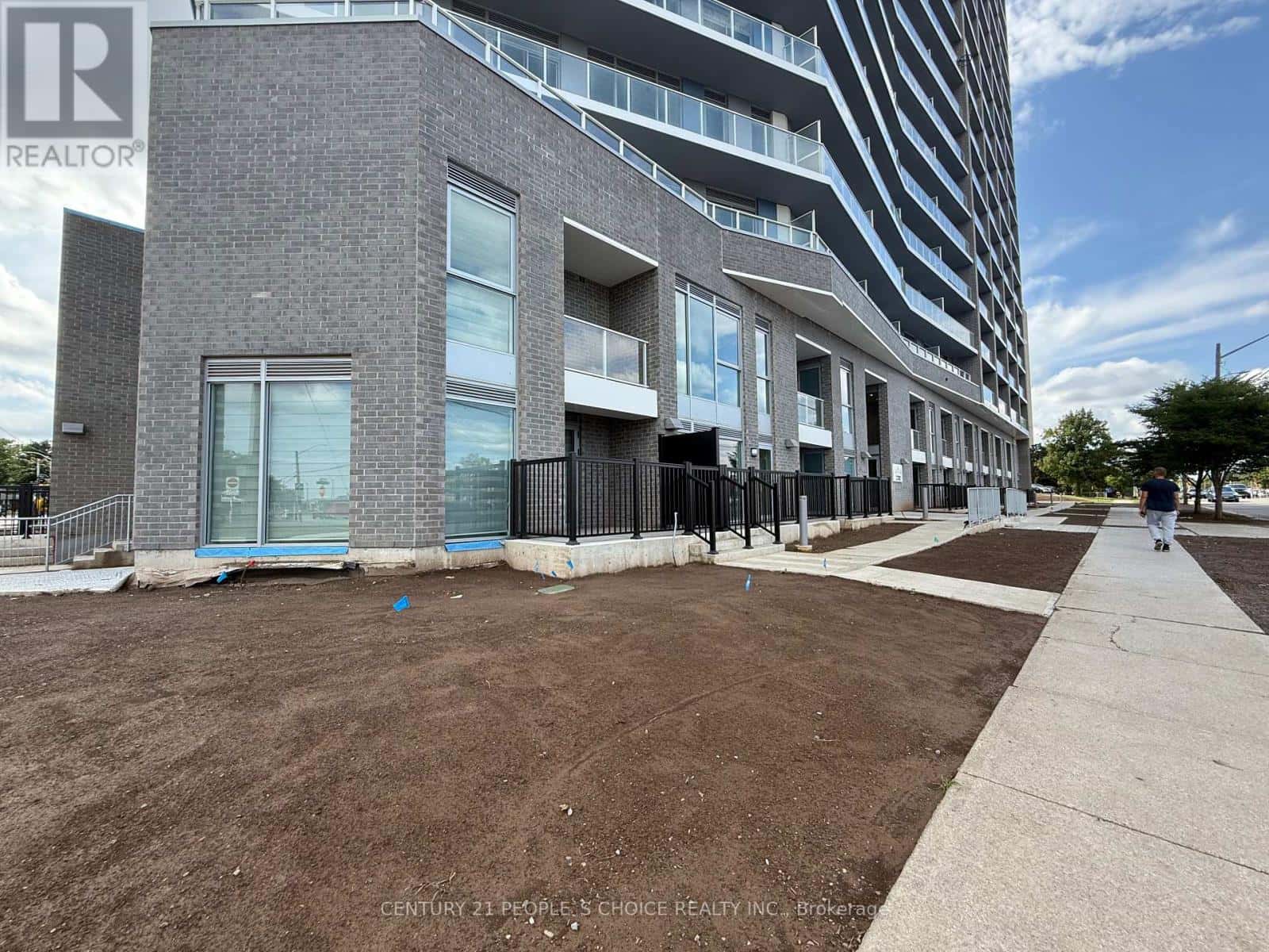 106 - 2782 BARTON ESTATES E — Hamilton (Riverdale), Ontario - Photo 2 of 24