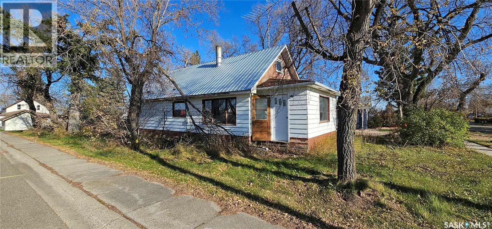 102 3rd AVENUE E — Kelvington, Saskatchewan - Main photo