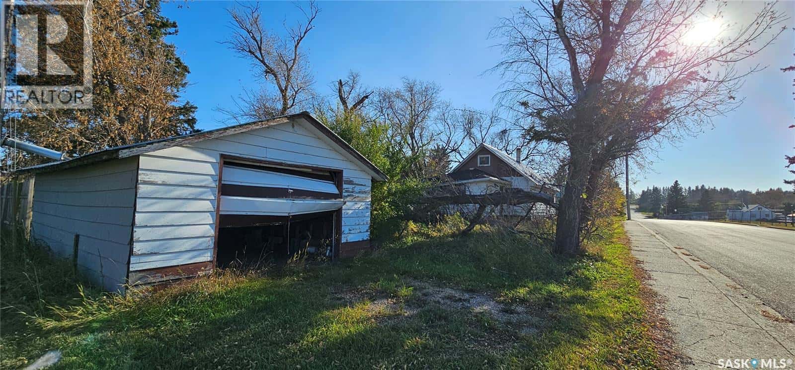 102 3rd AVENUE E — Kelvington, Saskatchewan - Photo 2 of 20