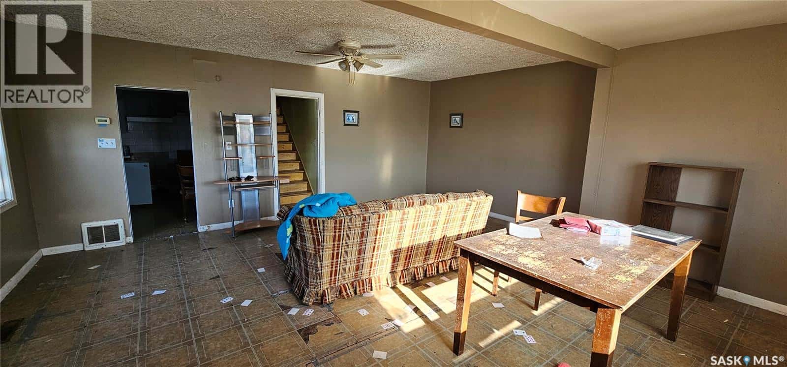 102 3rd AVENUE E — Kelvington, Saskatchewan - Photo 3 of 20