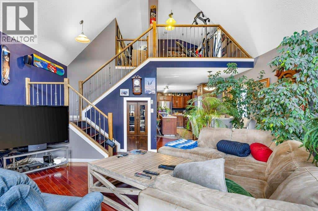 412 Cougar Street — Banff, Alberta - Photo 4 of 32