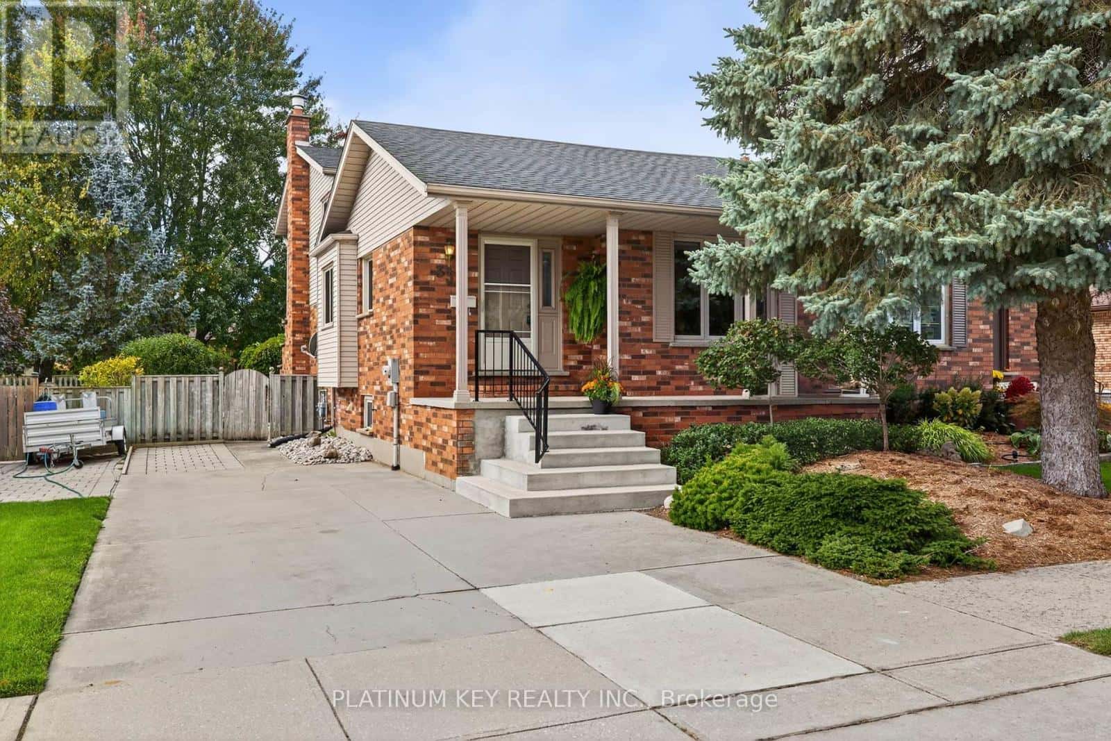 334 MCKELLAR STREET — Strathroy-Caradoc (SW), Ontario - Photo 2 of 43