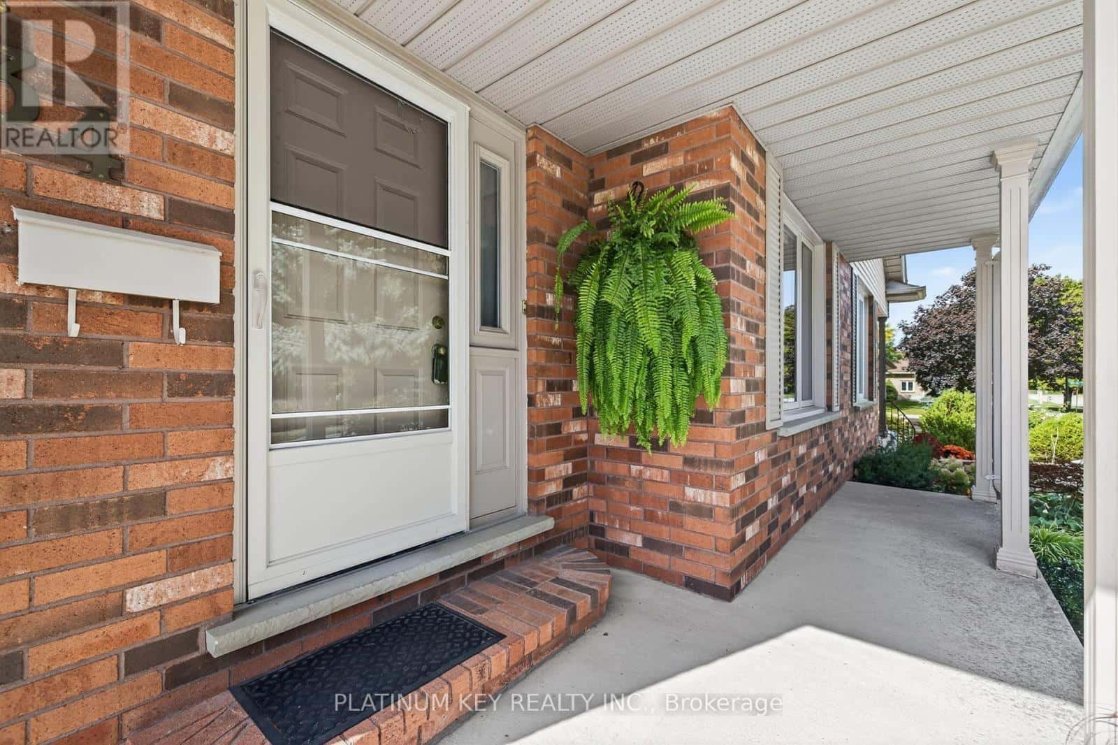 334 MCKELLAR STREET — Strathroy-Caradoc (SW), Ontario - Photo 5 of 43