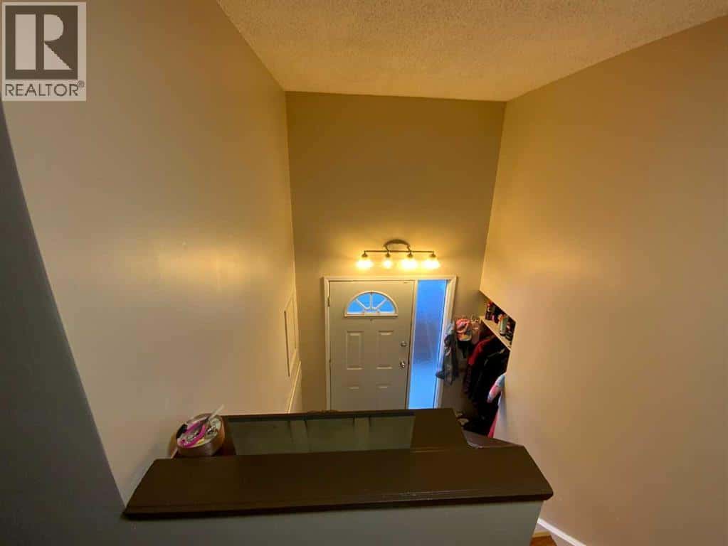 441 4 Avenue SE — Three Hills, Alberta - Photo 5 of 21