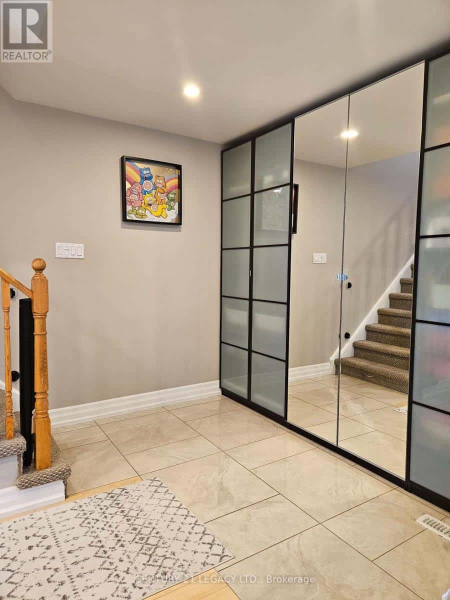 1298 VALERIE CRESCENT — Oakville (CV Clearview), Ontario - Photo 4 of 37