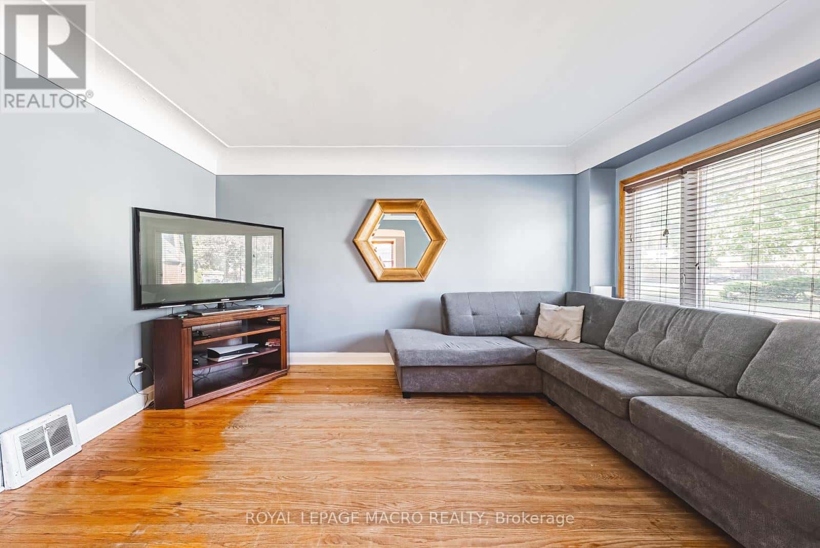 35 IPSWICH ROAD — Hamilton (Bartonville), Ontario - Photo 3 of 34