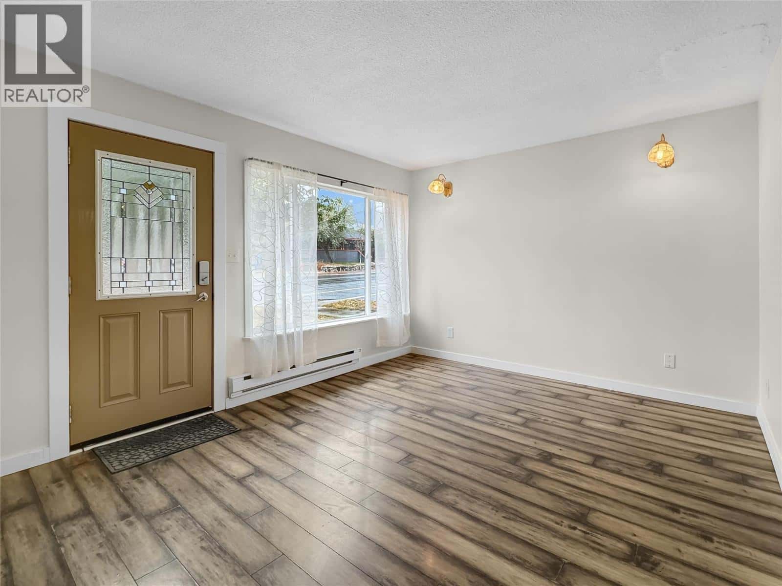 2210 Warren Avenue — Kimberley, British Columbia - Photo 4 of 29