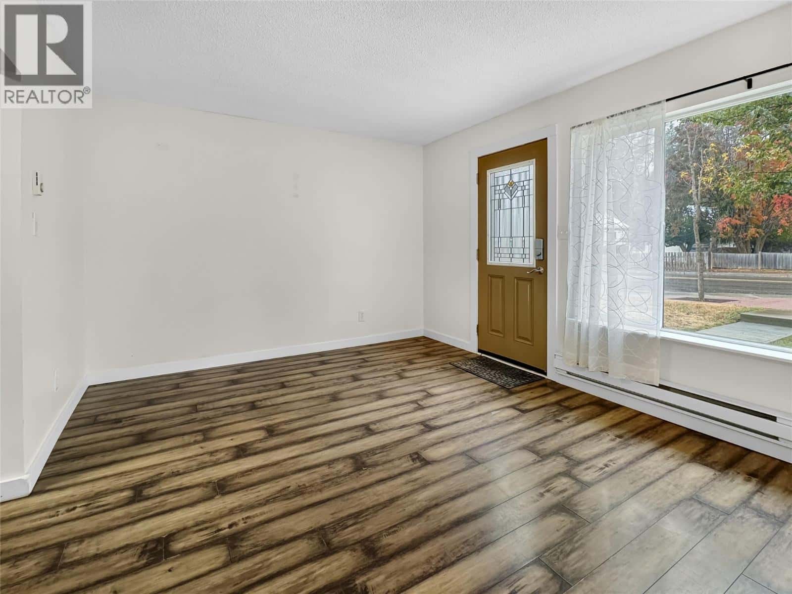 2210 Warren Avenue — Kimberley, British Columbia - Photo 5 of 29