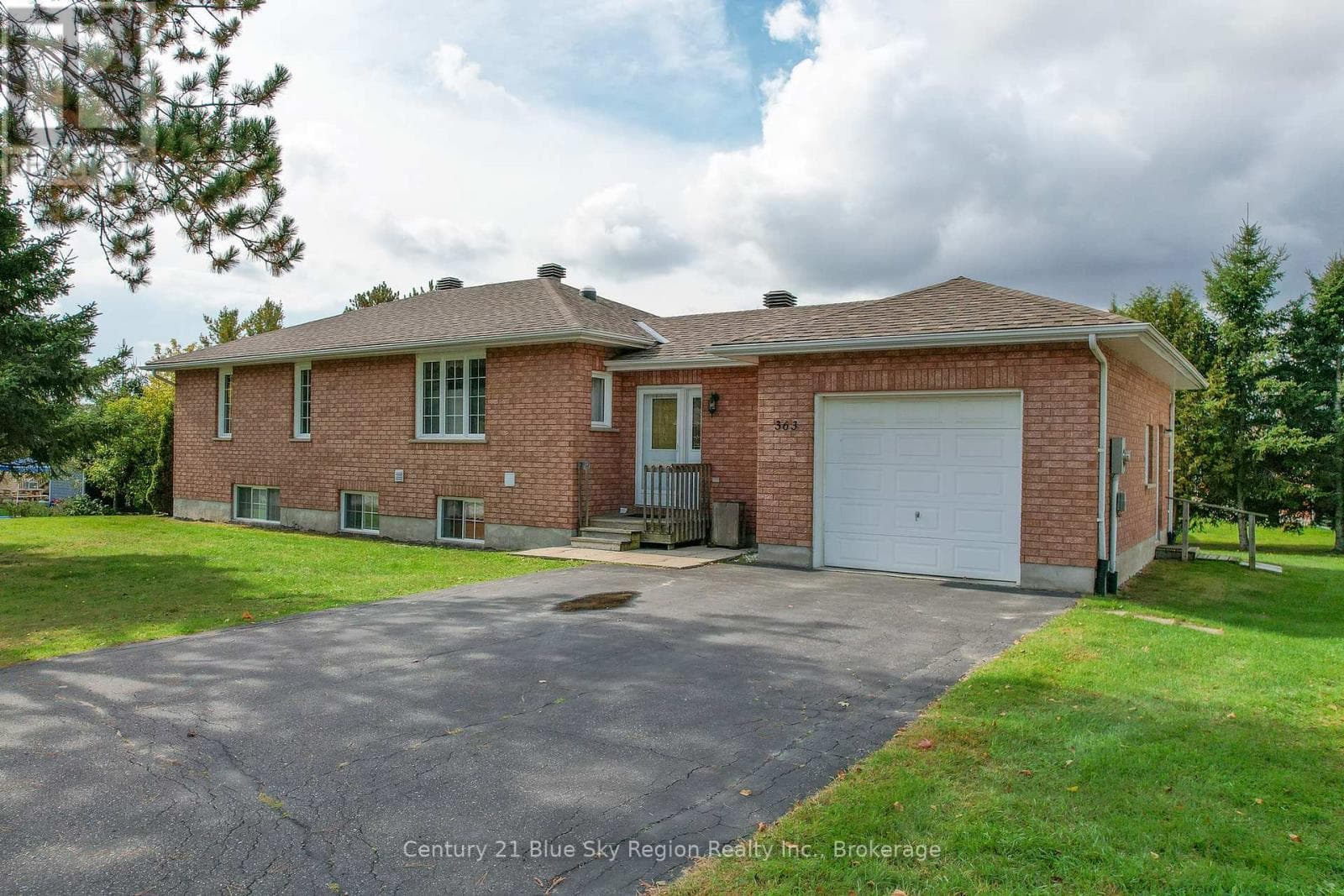 363 MAIN STREET — Powassan, Ontario - Main photo