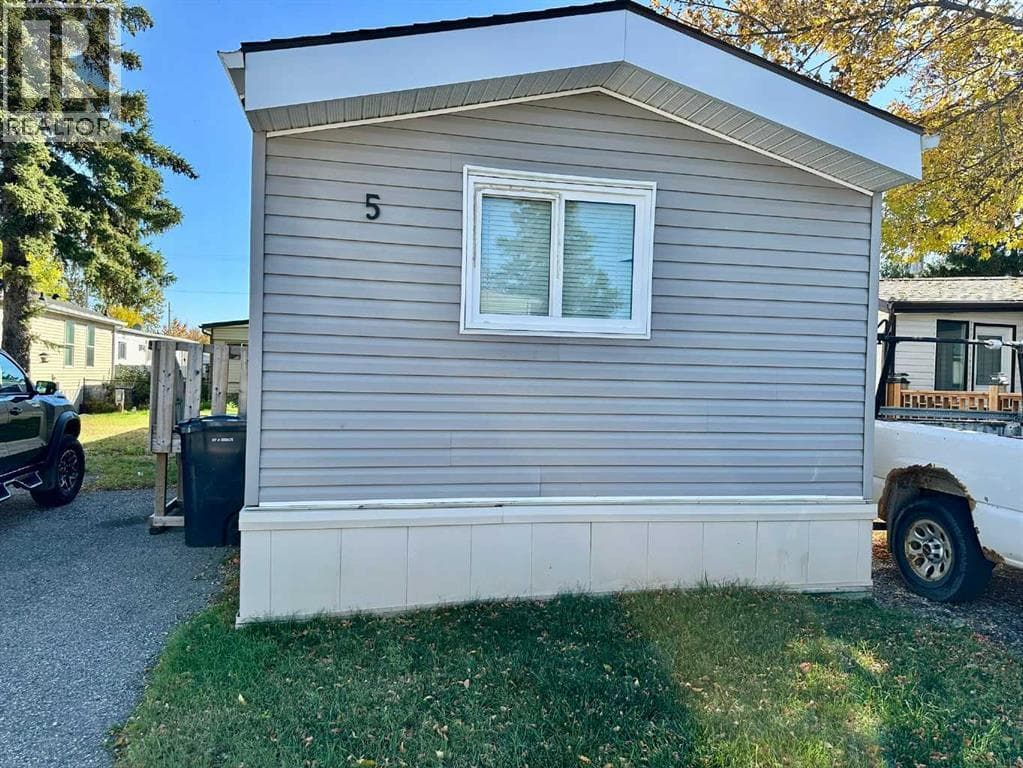 5, 5301 52 Street — Coalhurst, Alberta - Main photo